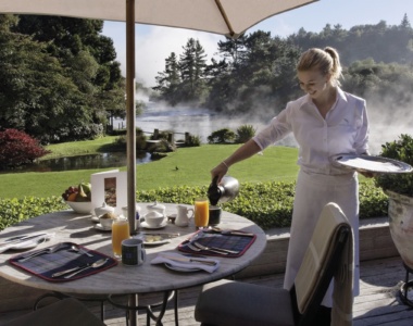 Nyd morgenmaden på terrassen, Huka Lodge, Lake Taupo, New Zealand