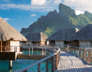 Water villaer og bjergtinder på Four Seasons Bora Bora, Fransk Polynesien Water villaer og bjergtinder på Four Seasons Bora Bora, Fransk Polynesien