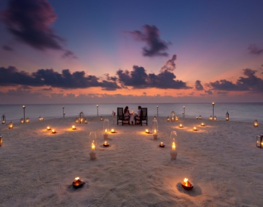 Romantisk middag på sandbanke ved Baros, Maldiverne