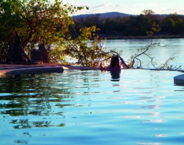 Nyd et glas champagne i poolen_The_Retreat_Tanzania_Afrika Nyd et glas champagne i poolen_The_Retreat_Tanzania_Afrika