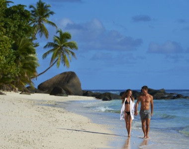 couple beach Labriz 2_Hilton_Seychelles_Labriz_Resort_&_Spa_Seychellerne_Det_Indiske_Ocean