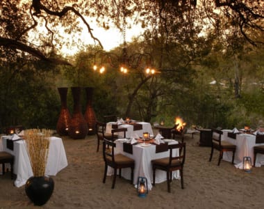 Middag i det fri på Sabi Sabi Bush Lodge, Sydafrika Middag i det fri på Sabi Sabi Bush Lodge, Sydafrika