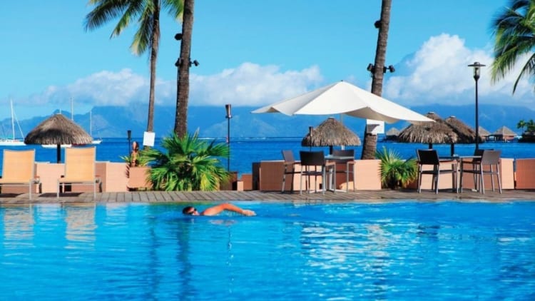 Pool med udsigt på Sofitel Tahiti Maeva Beach Resort , Fransk Polynesien