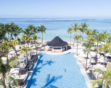 Nyd den lækre pool på Heritage Le Telfair Golf & Wellness Resort