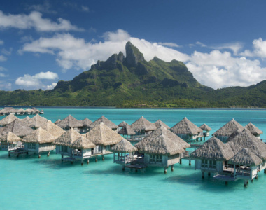 Villaer på pæle i vandet på St. Regis på Bora Bora