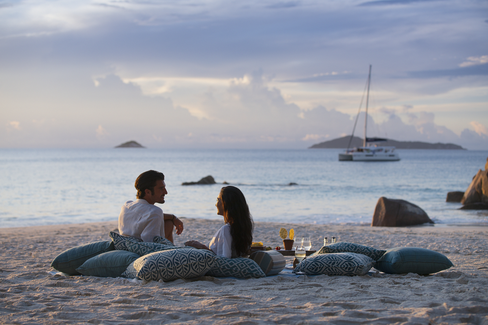 Nyd en romantisk aften på stranden på Raffles Seychelles, Seychellerne