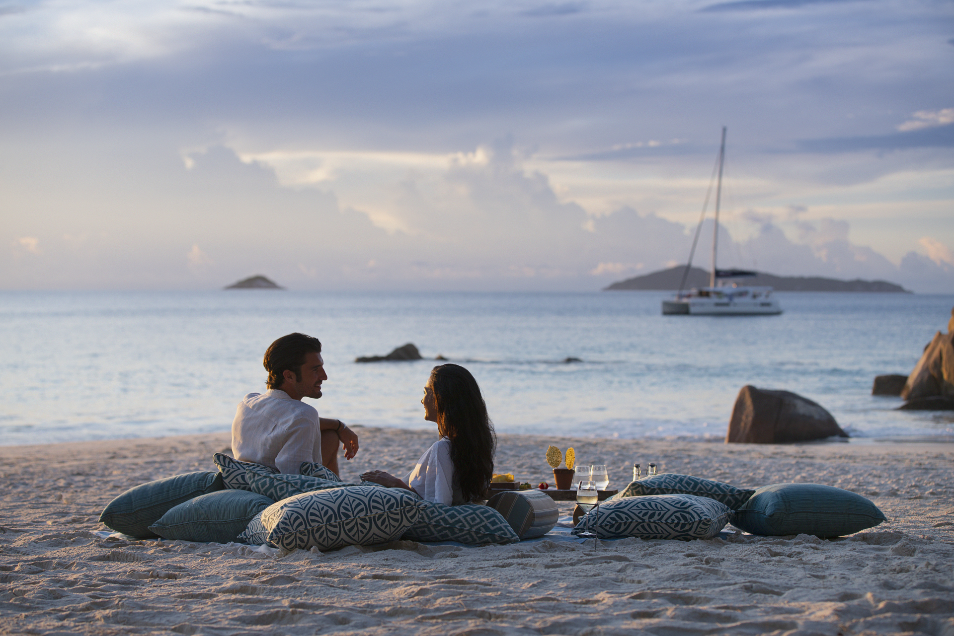 Seychellerne-Raffles Seychelles-Anse Lazio Beach-strand-par-solnedgang Nyd en romantisk aften på stranden på Raffles Seychelles, Seychellerne