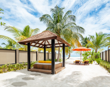 Direkte adgang til stranden fra en Deluxe Beachfront Pool Villa på Angsana Velavaru, Maldiverne