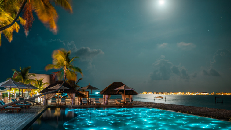Poolen og Kurechi Pool Bar på Angsana Velavaru, Maldiverne