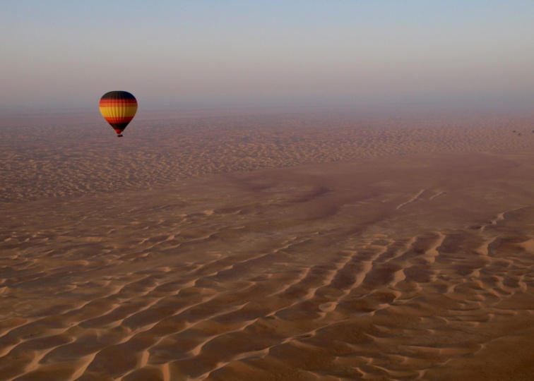 Se solopgang eller solnedgang over Dubais ørken fra en luftballon