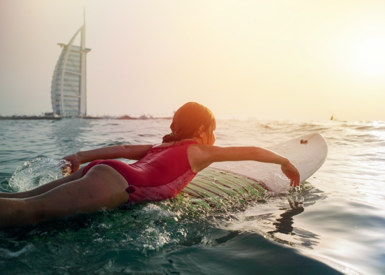 Nyd strande og det lune havvand i Dubai
