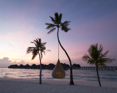 Nyd fantastiske solnedgange fra Constance Halaveli, Maldiverne