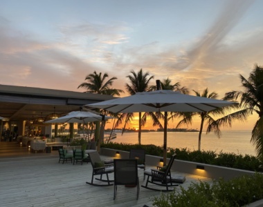 Nyd solnedgang fra loungen i receptionen på Hard Rock Hotel Maldives, Maldiverne