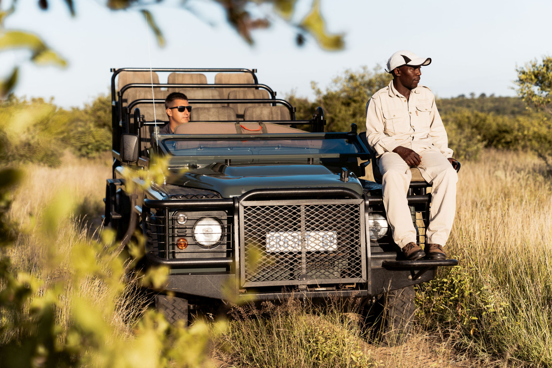 Ud med guide og ranger på safari i jeep, Last Word Kitara, Sydafrika Ud med guide og ranger på safari i jeep, Last Word Kitara, Sydafrika