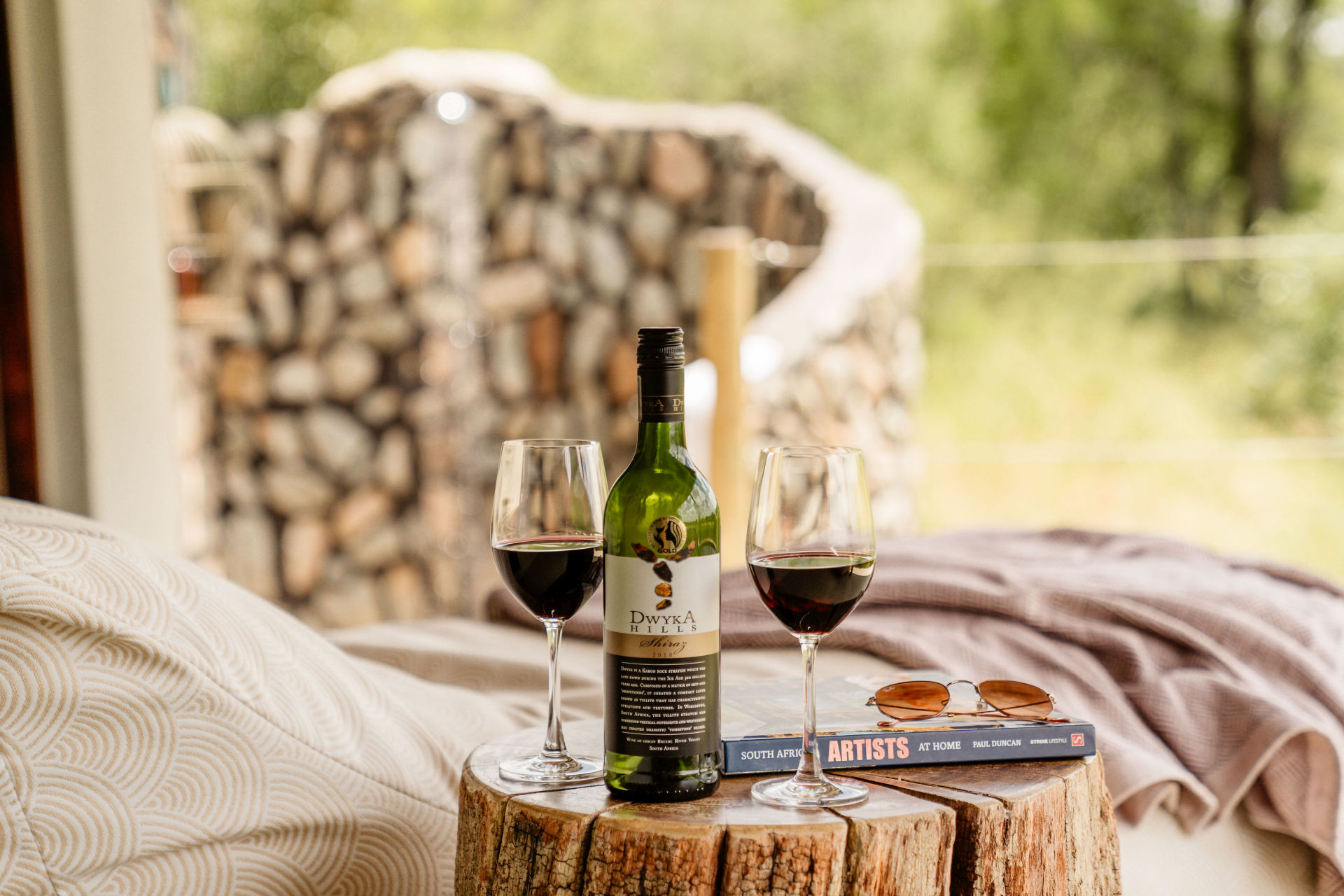 Nyd udsigt, vin og natur fra værelsets terrasse på Last Word Kitara