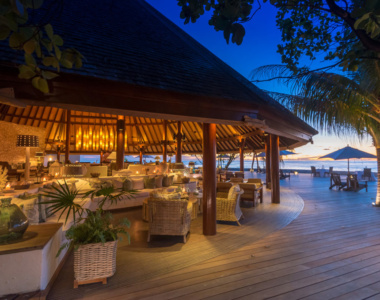 Restaurant og bar område på Denis Private Island Resort, Seychellerne