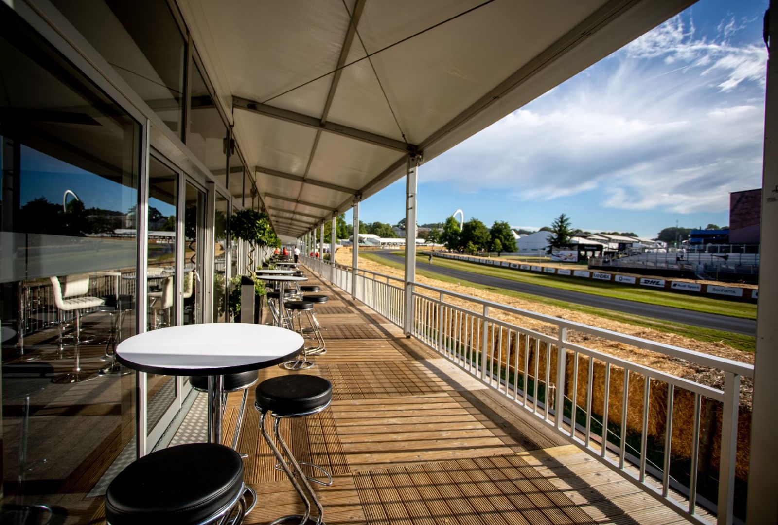 Trackside Pavilion på Goodwood - Festival of Speed i England Trackside Pavilion på Goodwood - Festival of Speed i England