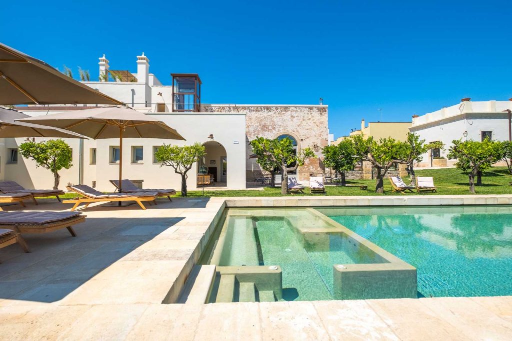 Poolen på 5* Nohasi Palace, Noha, Puglia, Italien Poolen på 5* Nohasi Palace, Noha, Puglia, Italien