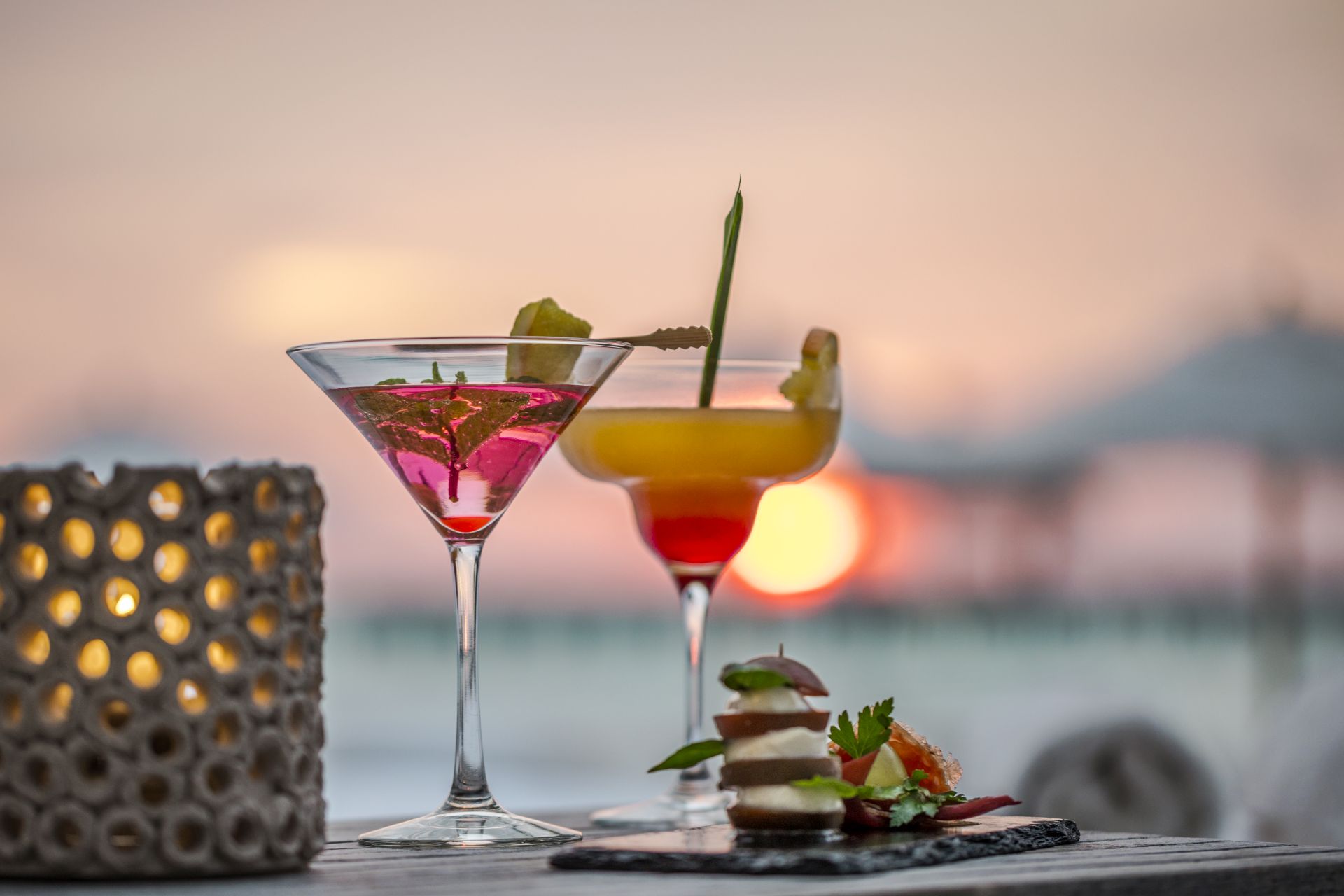 Nyd lækre cocktails og kanapéer på COMO Maalifushi, Maldiverne