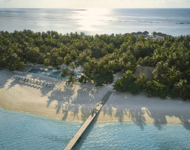 Poolen stranden og anløbsbroen på COMO Maalifushi, Maldiverne