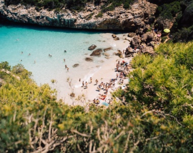 Lille bugt med krystalklart hav på Mallorca, Spanien