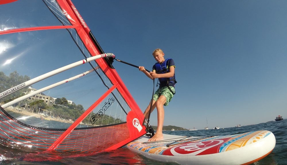 Prøv windsurfing i Kids Club på Eagles Palace, Halkidiki, Grækenland