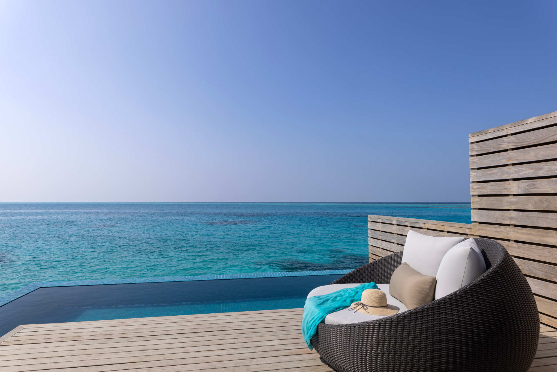 Terrasse og pool i en Avani Sunset Over Water Pool Villa på Avani+ Fares Maldives, Maldiverne Terrasse og pool i en Avani Sunset Over Water Pool Villa på Avani+ Fares Maldives, Maldiverne