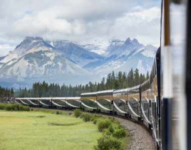 Få fantastiske naturoplevelser med toget Rocky Mountaineer, Canada.