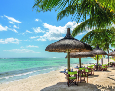 Nyd en frokost på stranden på Dinarobin Beachcomber Golf Resort & Spa, Mauritius