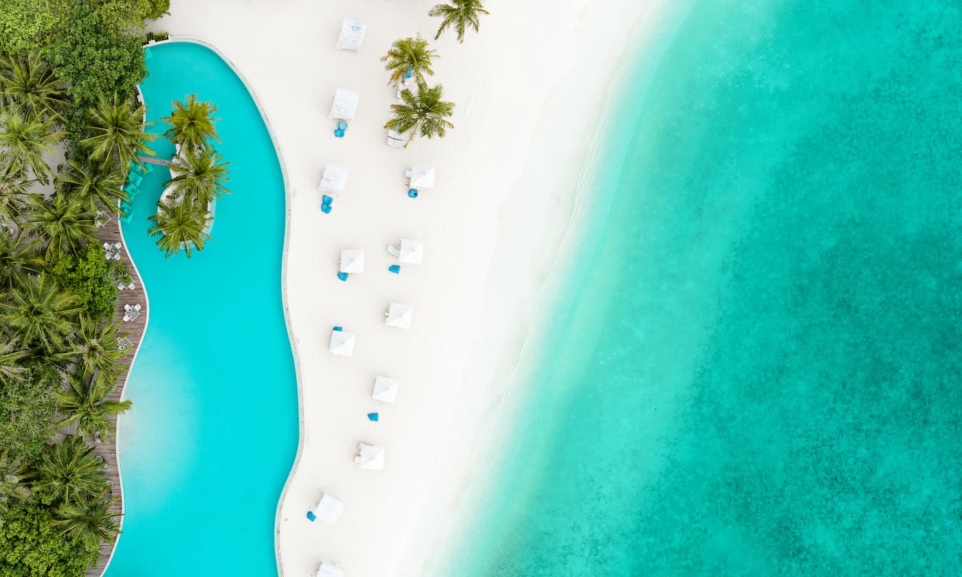 Pool, strand og hav på Amilla Maldives Resort & Residences, Maldiverne