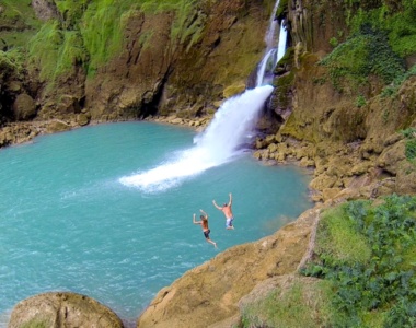 Trekking til og badning i Blue Waterfall, NIHI Sumba i Indonesien Trekking til og badning i Blue Waterfall, NIHI Sumba i Indonesien