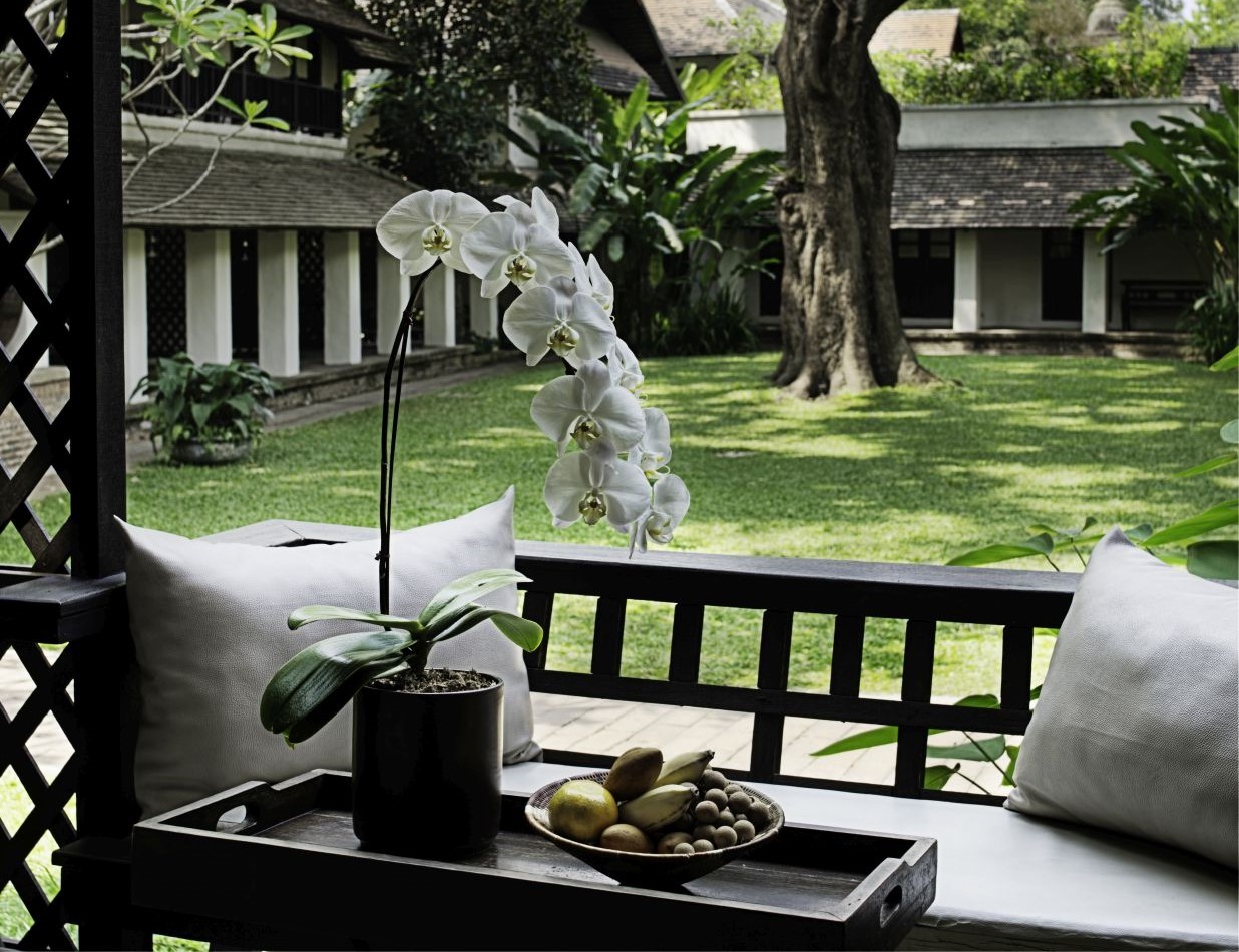 Udsigt over gårdhaven fra et Lanna Deluxe værelse på Tamarind Village, Chiang Mai, Thailand