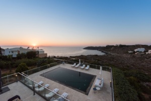 Poolen ved solnedgang på Divine Villas, Villa Poseidon på Kreta, Grækenland