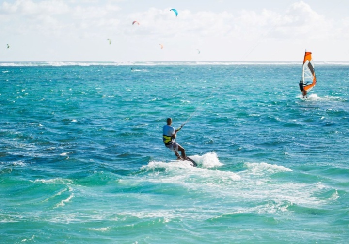 Kitesurfing nær Le Morne-stranden, Mauritius